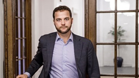 Minister ind i masterstrid