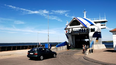 Minister træder vande om færgepriser