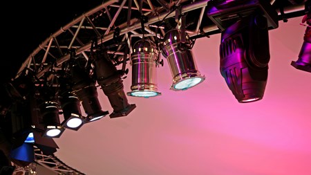 Politikere vil hjælpe skatteplagede teatre