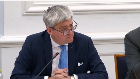 Regeringen bebuder samlet udspil mod hævnporno