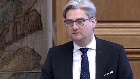 Pind slækker krav om hurtigere studerende
