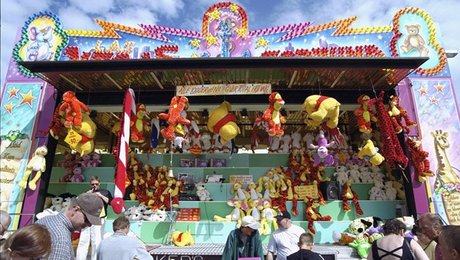 Efterårsrengøring i den humanitære gavebod og andre fortællinger fra det civile Danmark