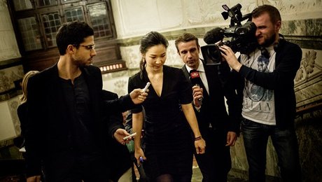 Anna Mee bad embedsværk hjælpe ven med byggeprojekt