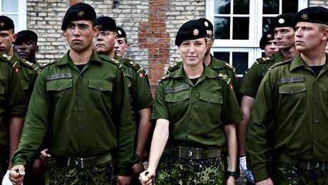 Flertal af mænd vil give kvinder værnepligt, men kvinderne siger nej