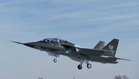 Gigantindkøb af træningsfly ind i afgørende fase