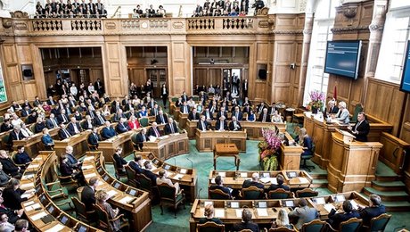 Folketinget åbner, og forhandlingerne i Undervisningsministeriet fortsætter 