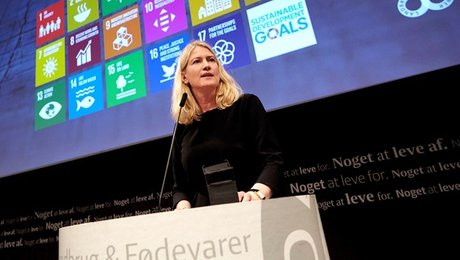 Ny frontkvinde i landbruget med fingrene i mulden