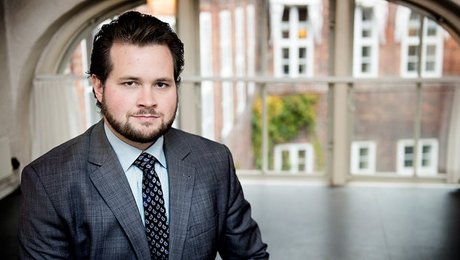 Julekalender: "Det er befriende at være oppe imod en politiker som ham"