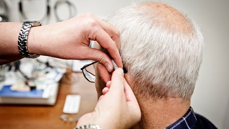 Overlæger: Styrk de offentlige høreklinikker