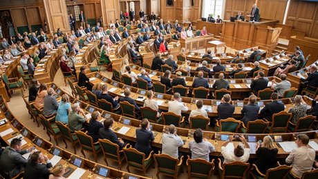 Billedserie: Kram og vejvisning, da debutanter og garvede havde første dag på tinge