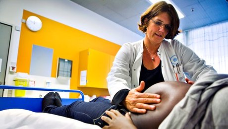 Jordemødre, sygeplejersker og læger i top: Disse faggrupper scorer højest på troværdighed