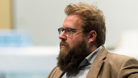Portræt af den storskæggede spindoktor, som skal sikre Ellemann-Jensen magten 