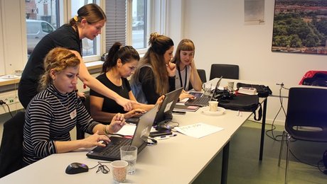 Efter kursus på frivillig it-skole: Nu har Diva fra Irak fået arbejde 