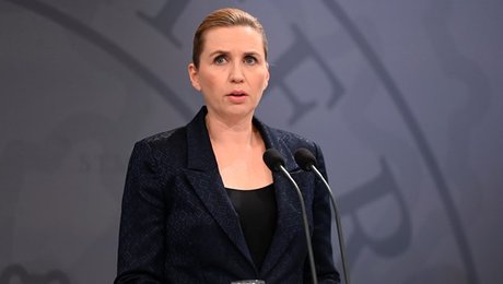 Se pressemødet, hvor Frederiksen varsler markante coronastramninger og giver unge en opsang