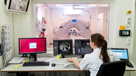 Ledende overlæge fyret efter brud på retningslinjer 