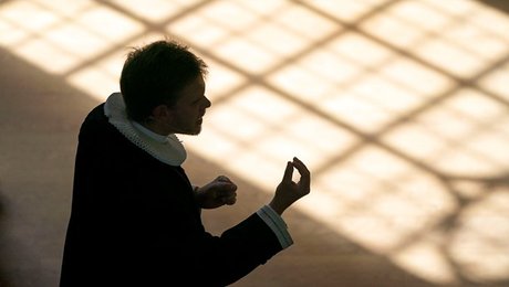 Biskopper vil have lovforslag om prædikener på dansk droppet. S-ordfører tror på balancegang