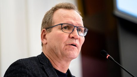 S: Afstanden fra gulvet til direktørgangen må ikke blive for stor