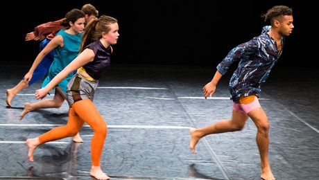 Kunststuderende til Joy Mogensen: ”Vi venter bare på, at der bliver taget mere fra os”