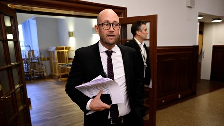 Irriteret Prehn i nyt mink-samråd: "Det bliver et spørgsmål i karakter med, hvornår holdt du op med at slå din kone?"