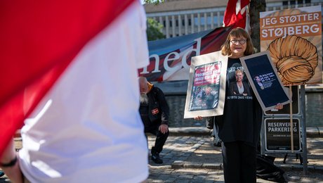 9. låge i Altingets fotojulekalender: Støjberg-støtter kørte ind fra Sønderjylland til første dag i Rigsretten