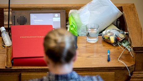 10. låge i Altingets fotojulekalender: Statsministerens bord i Folketingssalen