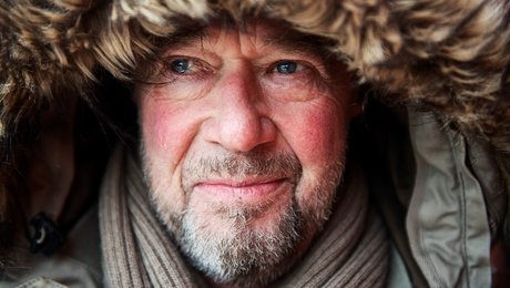 14. låge i Altingets fotojulekalender: Departementschef hives ud i kulden