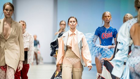 En lilla sofa er blevet symbolet på kunstneriske uddannelser i krise