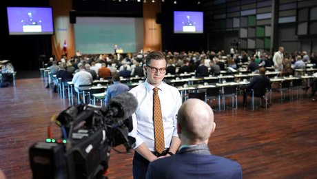 Mens Vanopslagh puster nyt liv i partiet, nynner baglandet Nik & Jay 