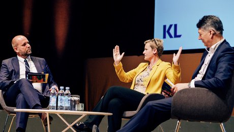 Børneminister vil udbrede “positiv energi” fra frihedsforsøg. Men hun er tavs om konsekvenser for minimumsnormeringer