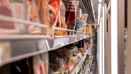 Tænk: Klimamærket skal være en farveskala med mindst fem trin, der sammenligner alle fødevarekategorier