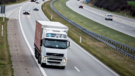 Branchespidser vil have udskældte gebyrer på tilladelser lagt i graven: Regeringen er uafklaret 