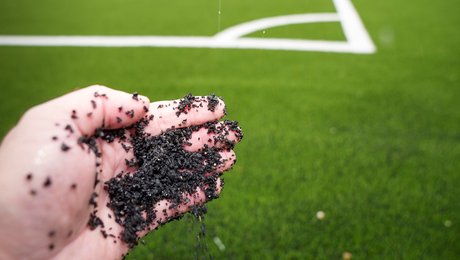 Regeringen vil frede kunstgræsbaner fra EU-forbud mod mikroplast