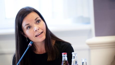 Kirkeministeren i samråd om fravælgelse af kvindelige præster: Regeringen har endnu ikke truffet en beslutning