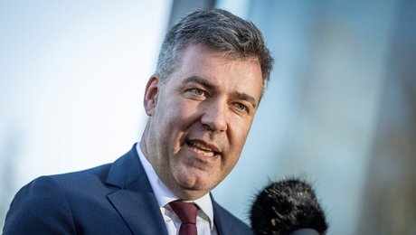 Minister vil indkalde til forhandlinger om iblanding inden sommerferien