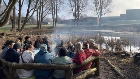 Dalende ansøgertal får kirkelig uddannelse til at markedsføre sig skarpt på civilsamfund