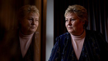 Norges skandaleramte partileder i stort interview: Afviser at gå af efter mands lyssky aktiehandler