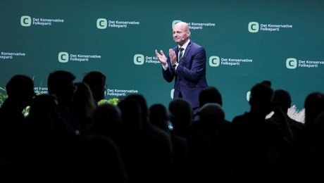 Pape overlevede landsråd, men ikke uden store buler i forskærmen