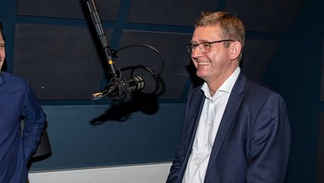 Han kaldte regionernes forslag for en "discount model". Men hvad praktiserer lægeformanden selv?