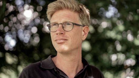 5 A'er: Krasnik holder balancen på den smalle bro i ny bog, men hans proportionssans er i uorden