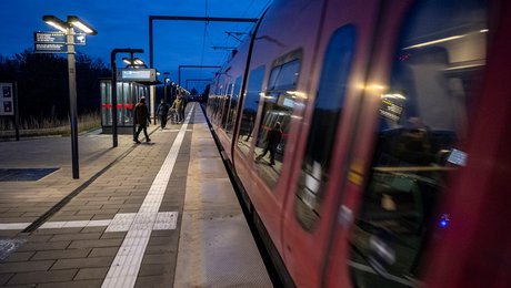 Nu skal Banedanmark undersøge, hvordan ældre og kørestolsbrugere får lettere ved at tage toget