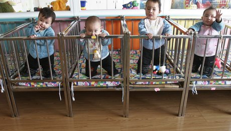 Den klassiske adoptionsfortælling er meget langt fra virkeligheden, siger udviklingseksperter