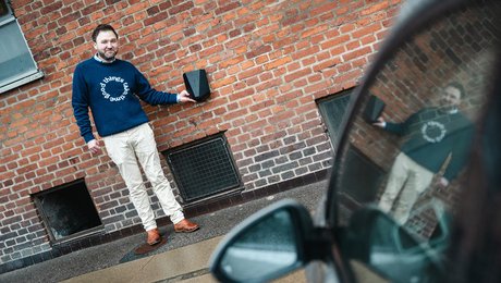 I et år har Nicholas ventet på tilladelse til at sætte en ladeboks op. Og der er ikke svar fra kommunen endnu 