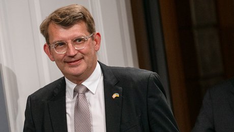 Forsvarsministeren modtager kongelig orden