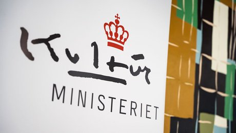 Tidligere tv-direktør: Endelig stiller kulturministeren spørgsmål ved TV 2-regionernes omfattende ressourcer