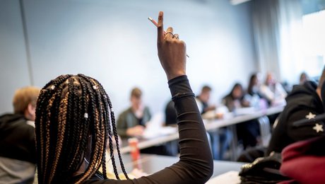 Gymnasierektor hjemsendt 