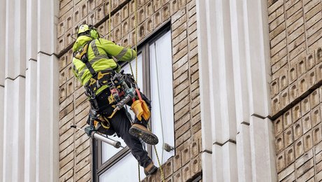 Kommuner og bygherrer får det lidt lettere næste år