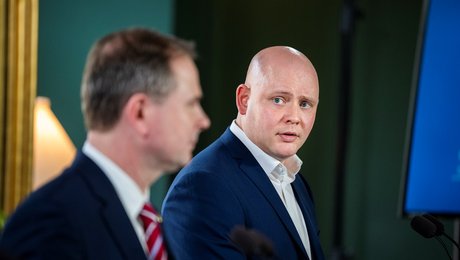 Regeringen svinger kniven over Kulturministeriet: "Institutioner og medarbejdere bliver stillet i en svær situation," siger Engel-Schmidt