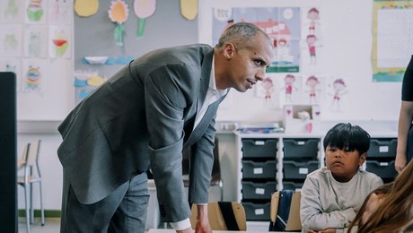 Hvis vi vil klæde børnene på til fremtiden, skal AI på skoleskemaet