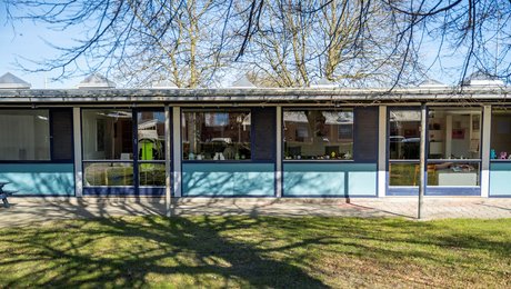 Klemt sammen i en gul sofa så ti politikere udsatte familier i øjnene: "Mit barn har ikke spist i to måneder" 