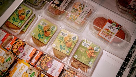 EU's højrefløj vil have færre regler, men er nu fortalere for detaljeregulering af plantepølser